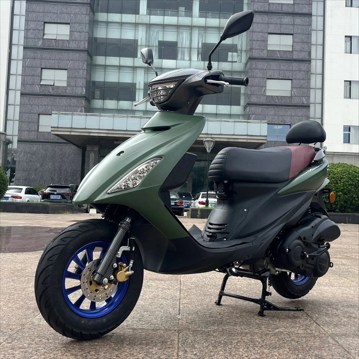 Scooter V180 SS Address, com design inovador, motor refrigerado a ar e homologada para utilização na via pública (V 150).