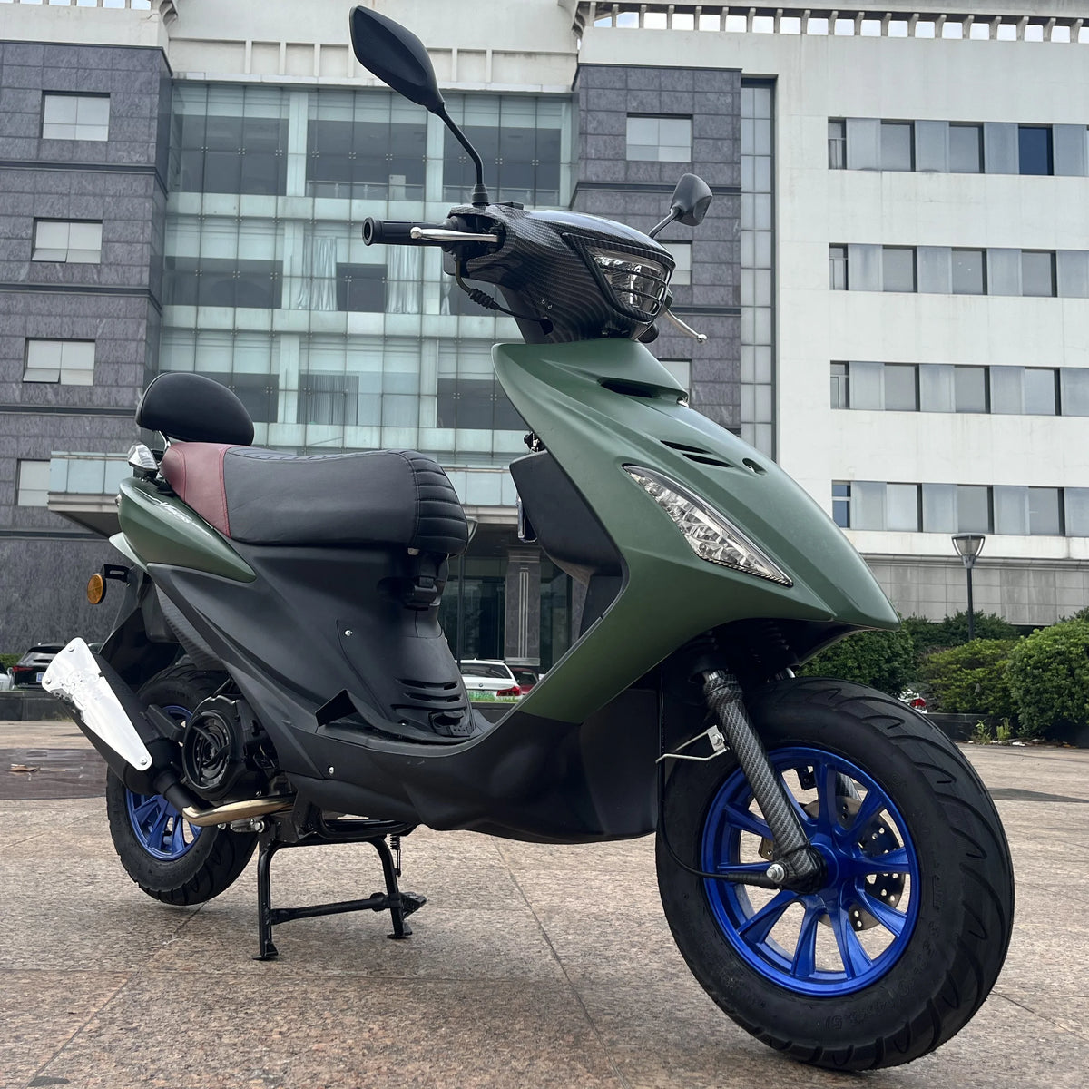 Scooter V180 SS Address, com design inovador, motor refrigerado a ar e homologada para utilização na via pública (V 150).